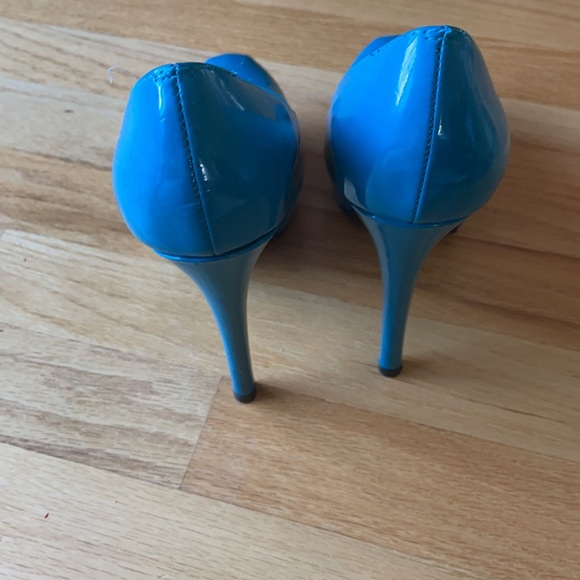 Woman Heels - Picture 2 of 3